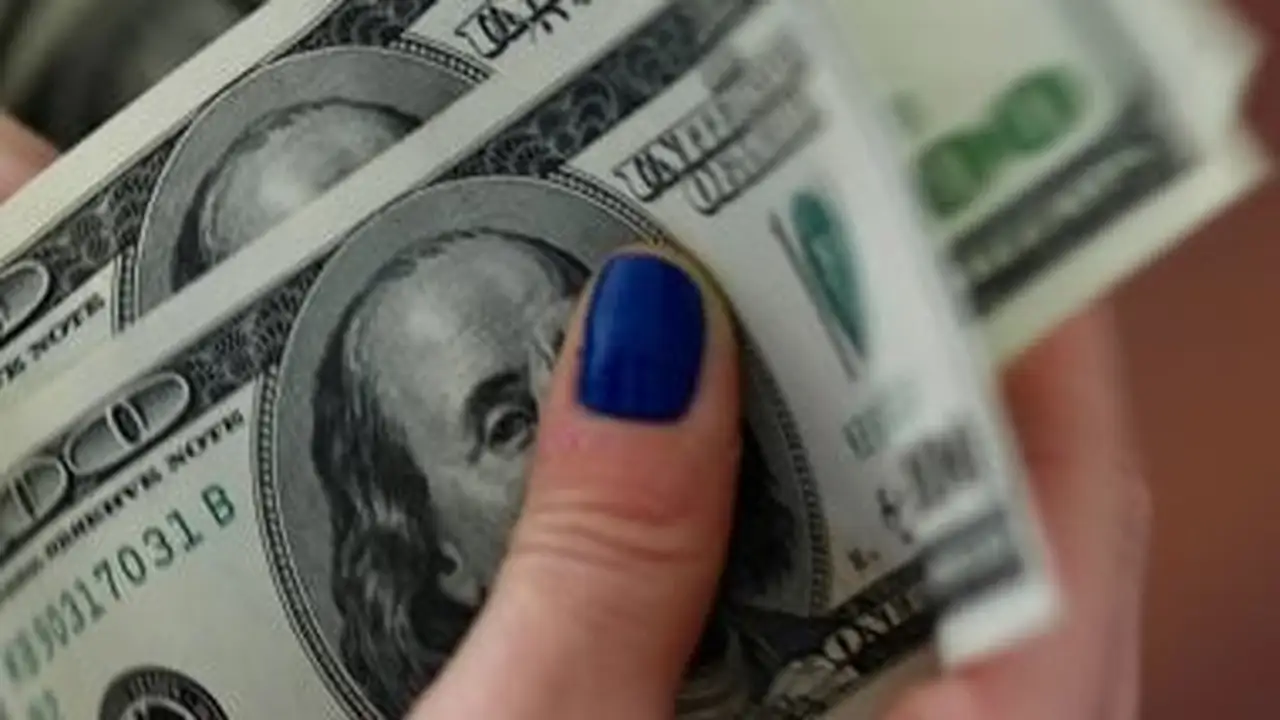 استقرار سعر الدولار مقابل الجنيه في تعاملات البنوك المصرية اليوم